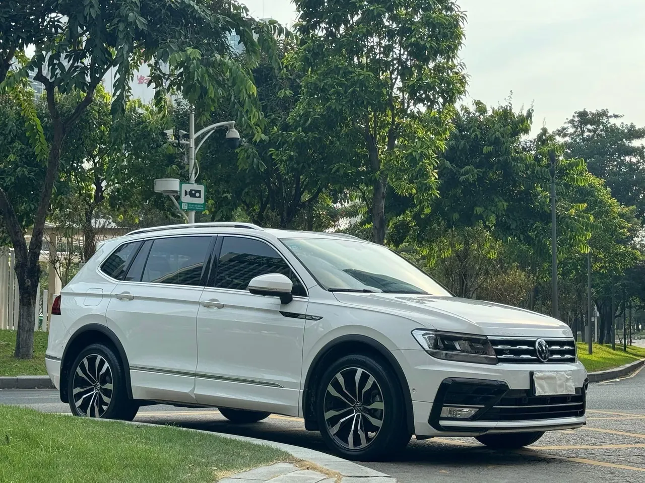 Volkswagen 2021 Tiguan L R-Line 2.0TSI 330TSI Two-Drive Overdrive Automatic Gear 3