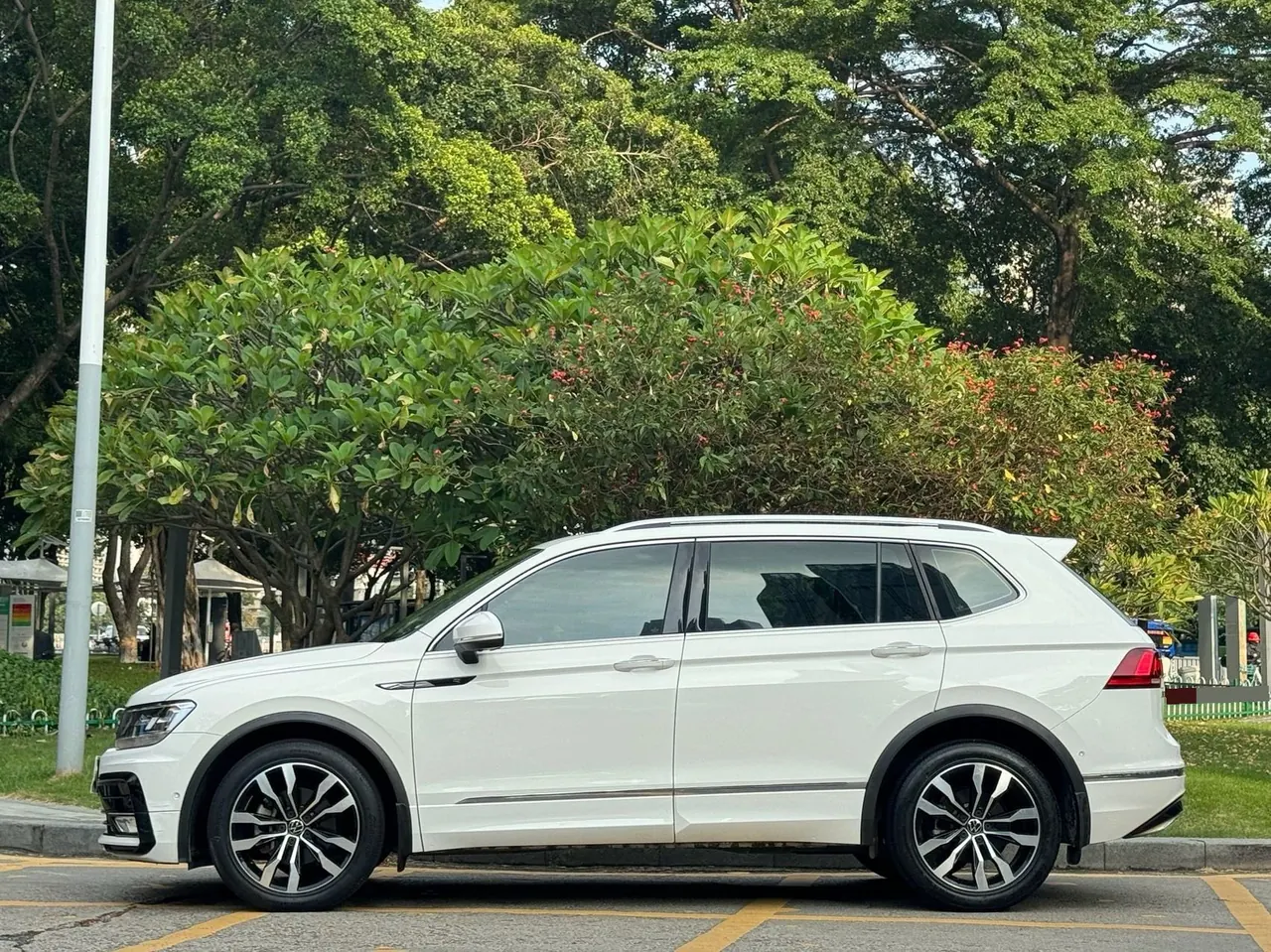 Volkswagen 2021 Tiguan L R-Line 2.0TSI 330TSI Two-Drive Overdrive Automatic Gear 4