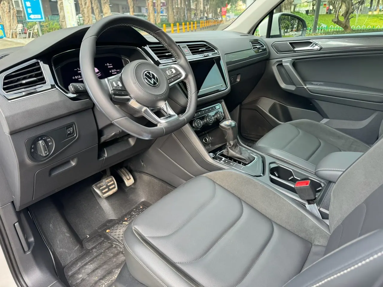 Volkswagen 2021 Tiguan L R-Line 2.0TSI 330TSI Two-Drive Overdrive Automatic Gear 5