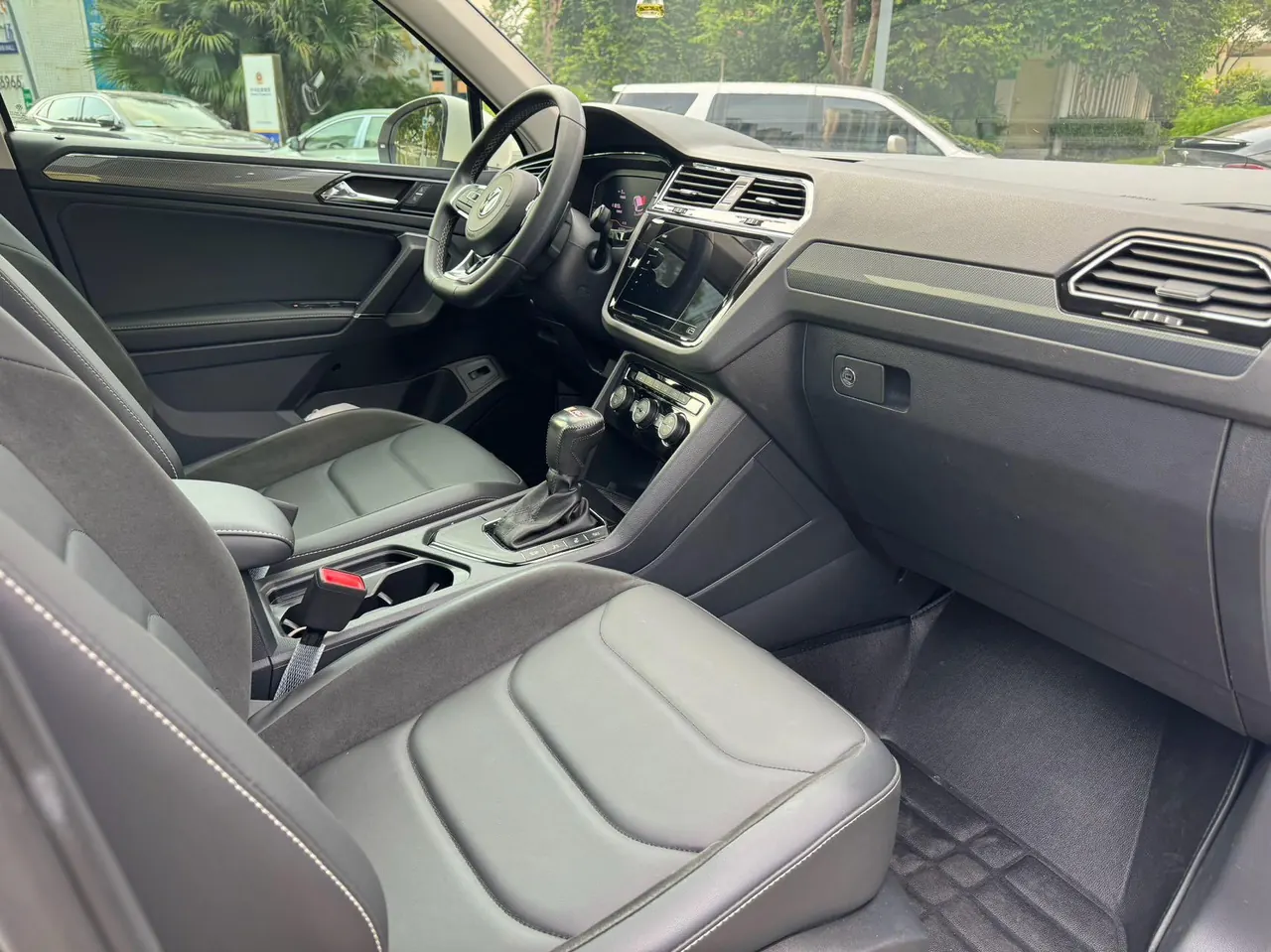 Volkswagen 2021 Tiguan L R-Line 2.0TSI 330TSI Two-Drive Overdrive Automatic Gear 8