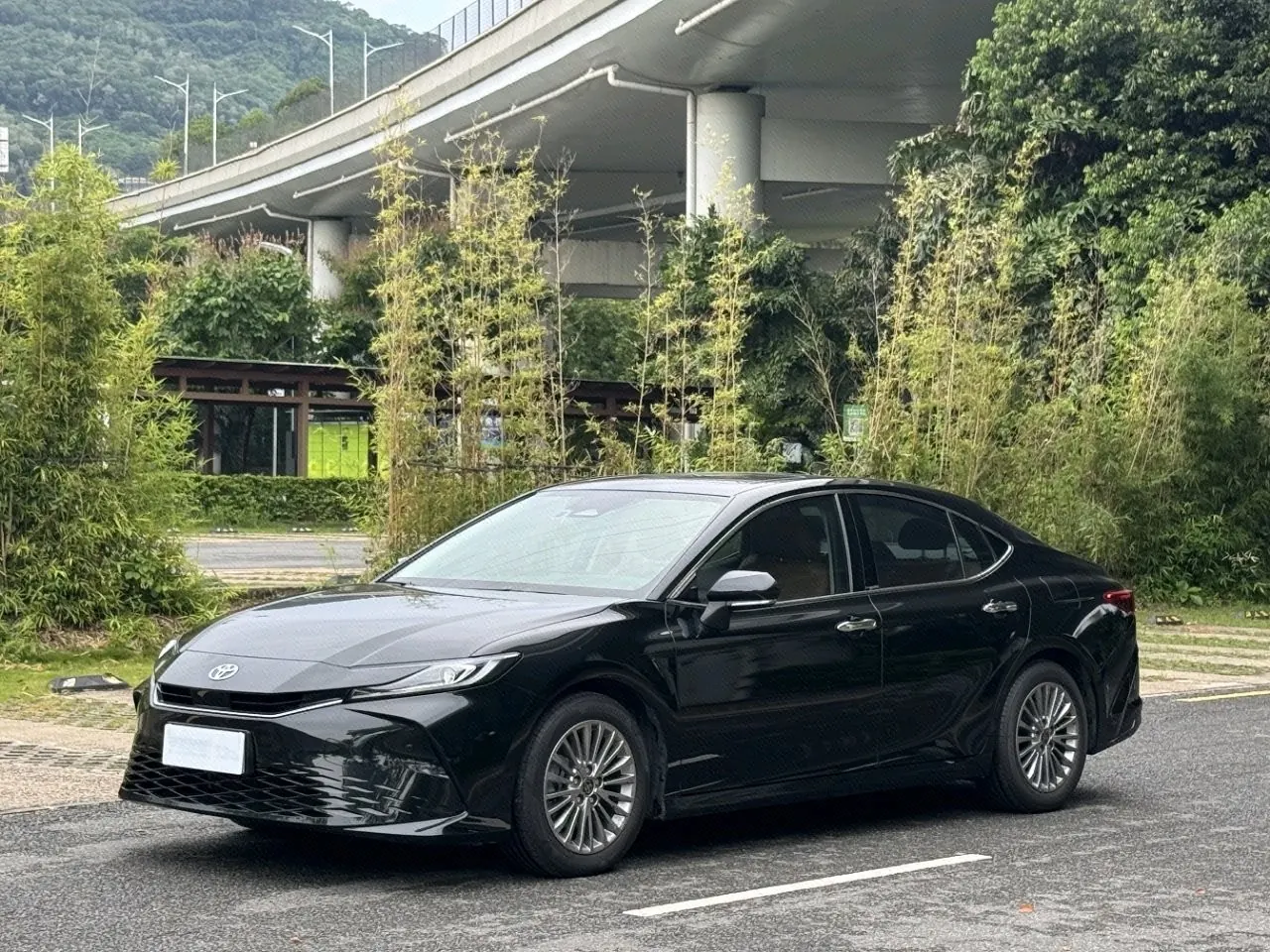 Open image lightbox: Toyota 2024 Camry 2.0GVP Stepless Deluxe Edition Automatic Transmission