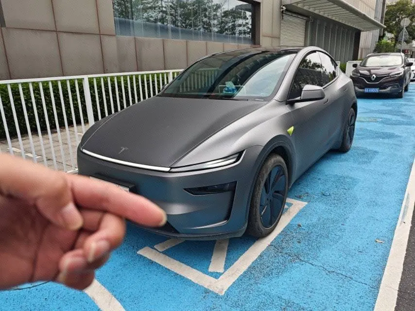 Open image lightbox: Tesla 2025 Model Y long endurance all-wheel drive version automatic transmission