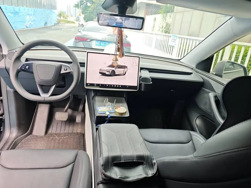 Tesla 2025 Model Y long endurance all-wheel drive version automatic transmission 5