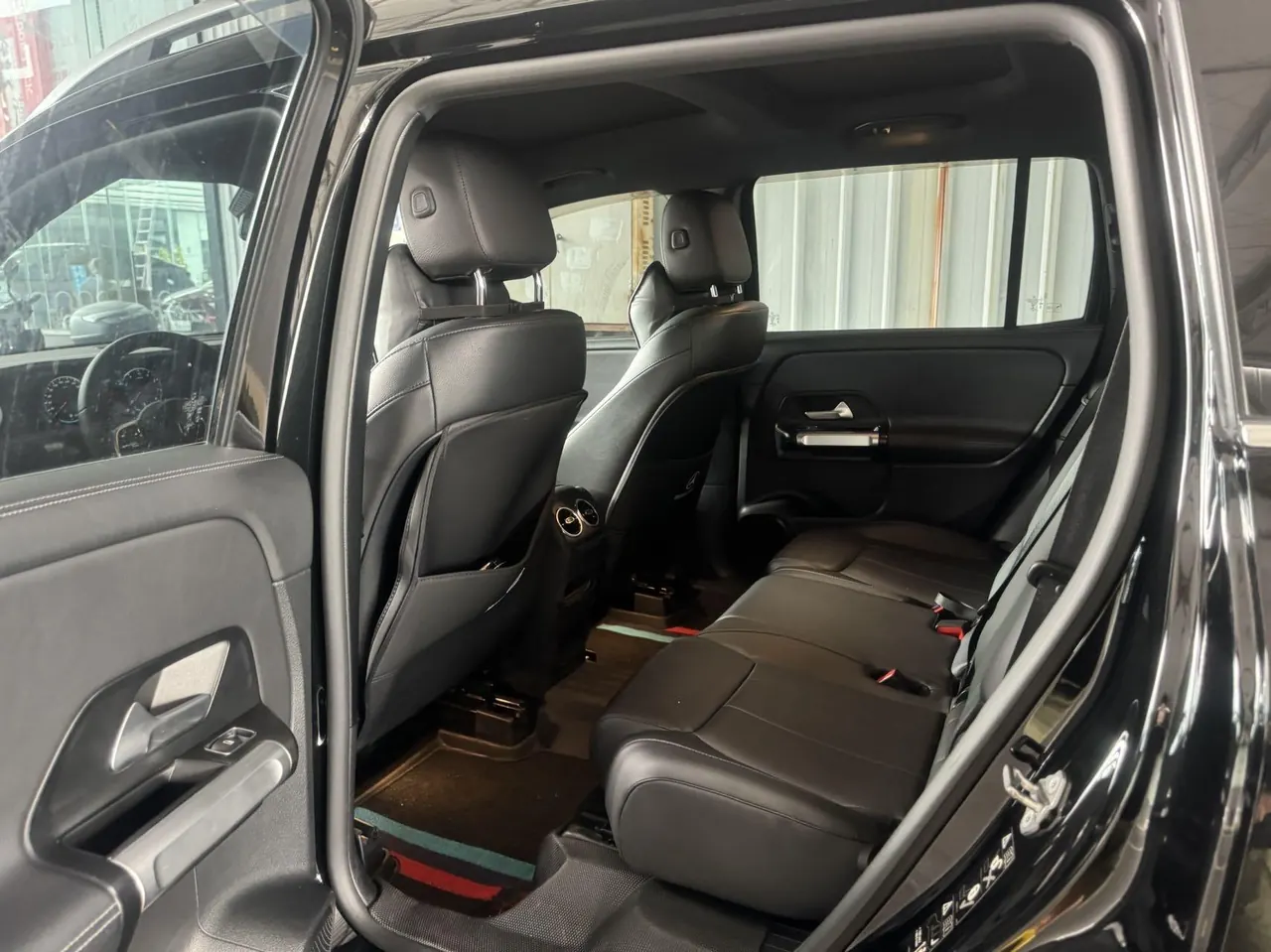 Mercedes Benz 2023 GLB 220 2.0T Dynamic Automatic 3