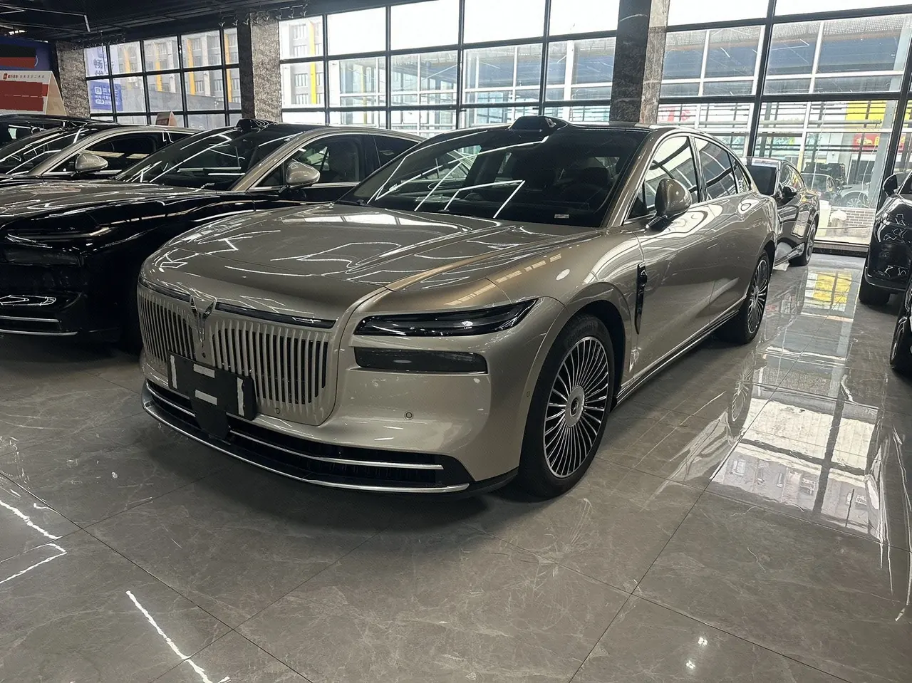 打开图片灯箱:Voyah 2026 models chasing light l four-wheel drive Ultra automatic gear