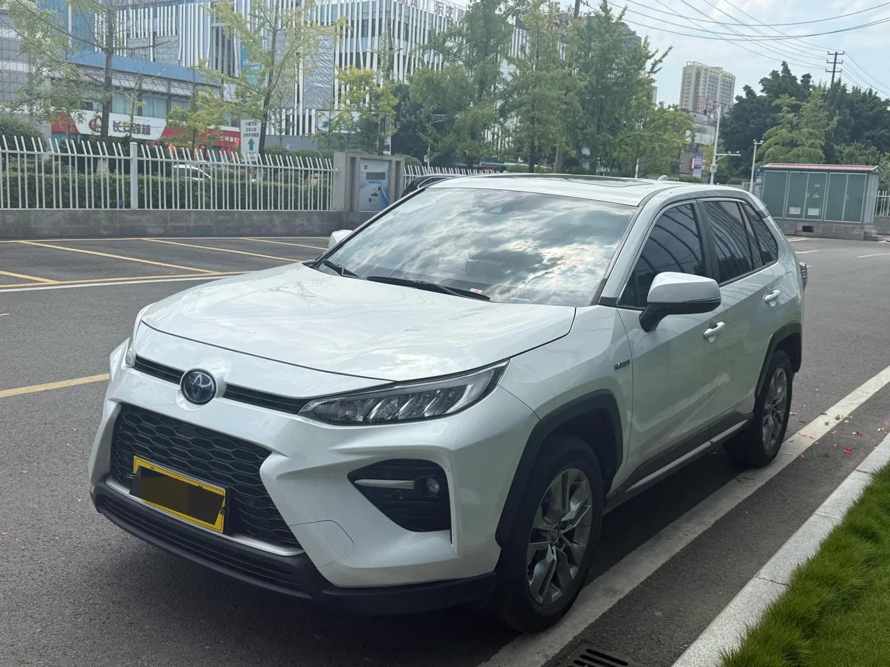 打开图片灯箱:Toyota 2021 Weilanda Dual Engine 2.5 Stepless Two-Drive Deluxe Automatic Gear