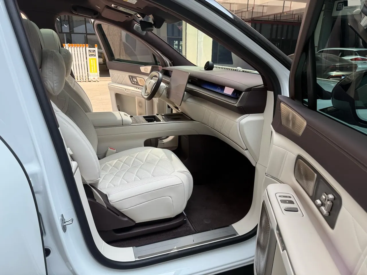 NIO 2026 ES 9 102kWh Administrative Island Signature Edition Automatic Gear 11