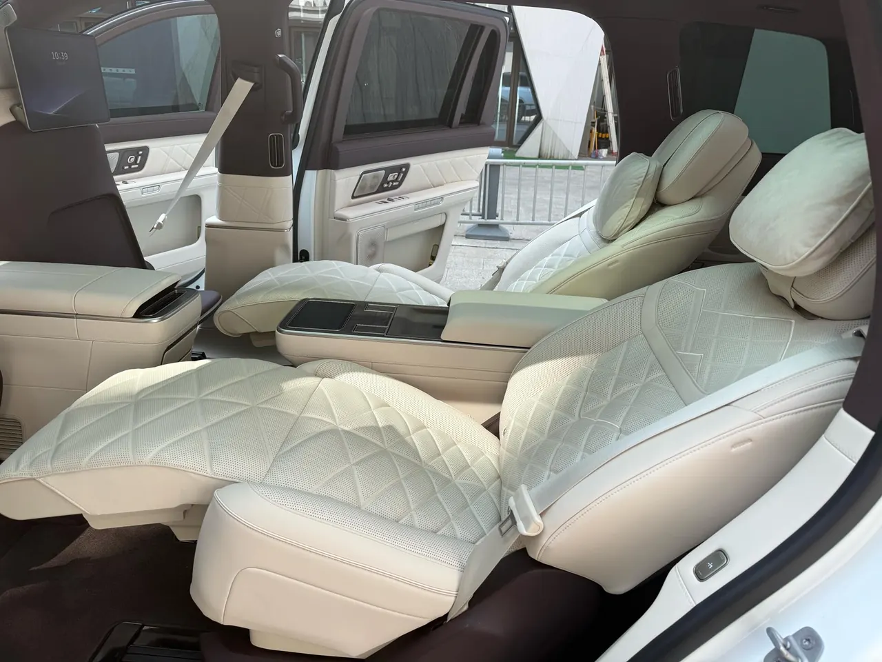 NIO 2026 ES 9 102kWh Administrative Island Signature Edition Automatic Gear 13