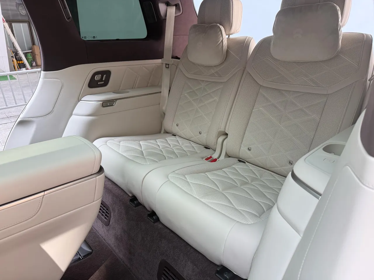 NIO 2026 ES 9 102kWh Administrative Island Signature Edition Automatic Gear 14
