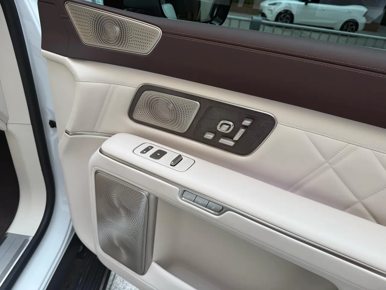 NIO 2026 ES 9 102kWh Administrative Island Signature Edition Automatic Gear 18