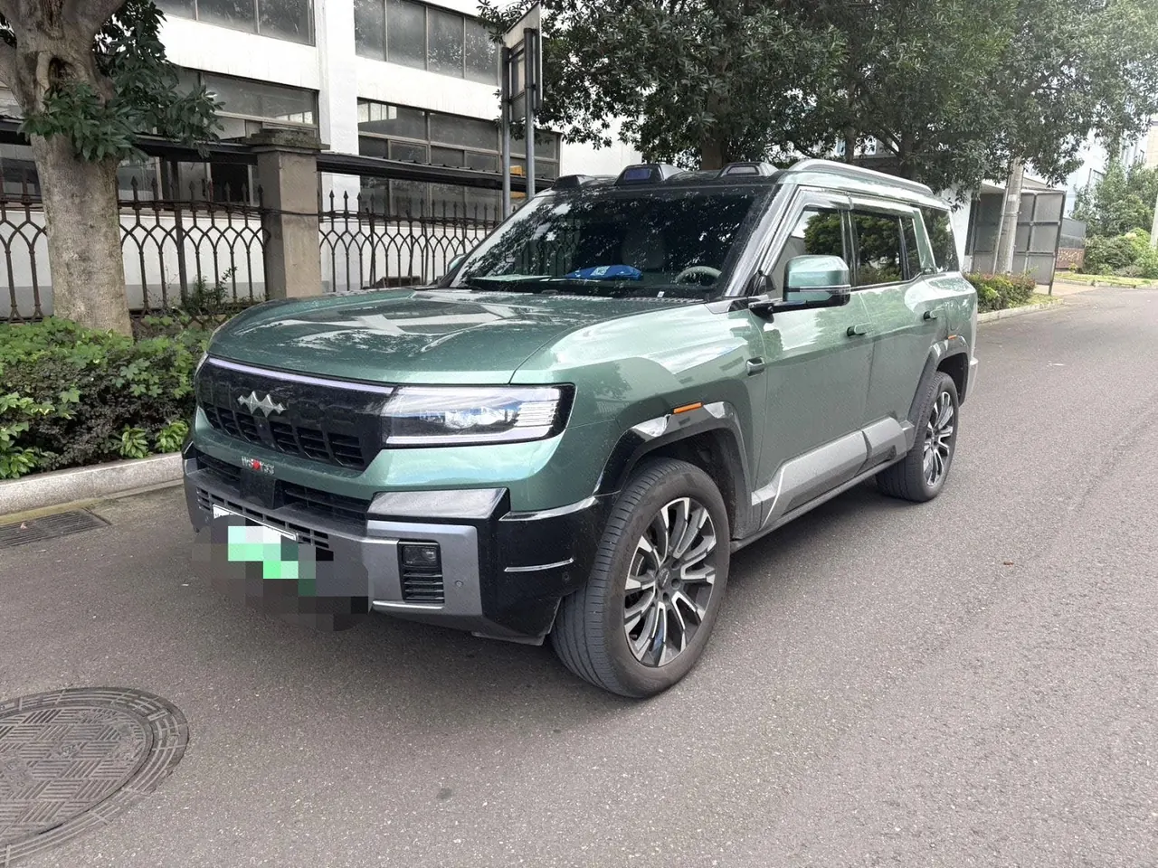 FangChengBao 2025 Leopard 8 2.0T Stepless Zhiyong Flagship Edition 5-seat Automatic Gear - View 1