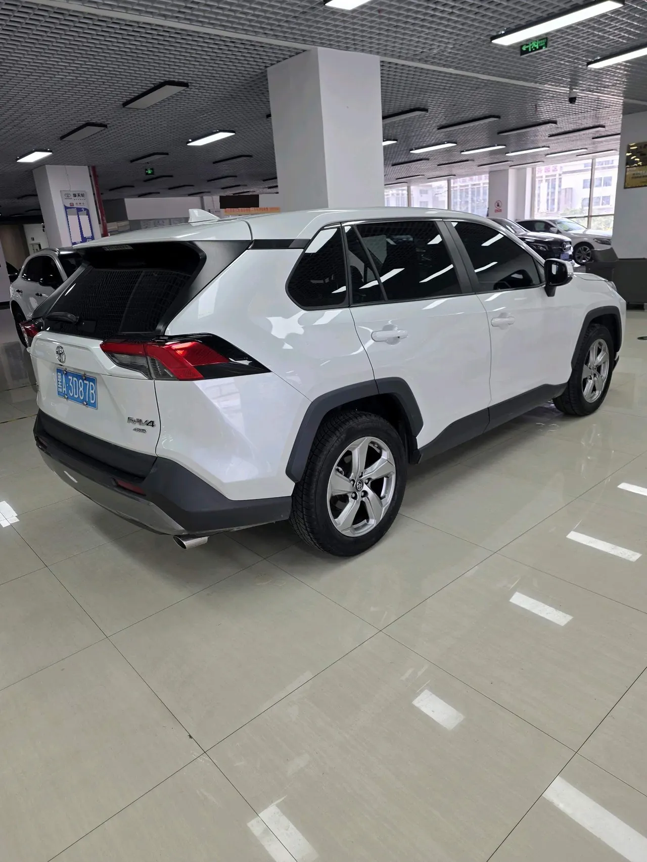 Toyota 2022 RAV4 Rongfeng 2.0 Stepless Four-wheel Drive Fashion Plus Edition Automatic Gear 5