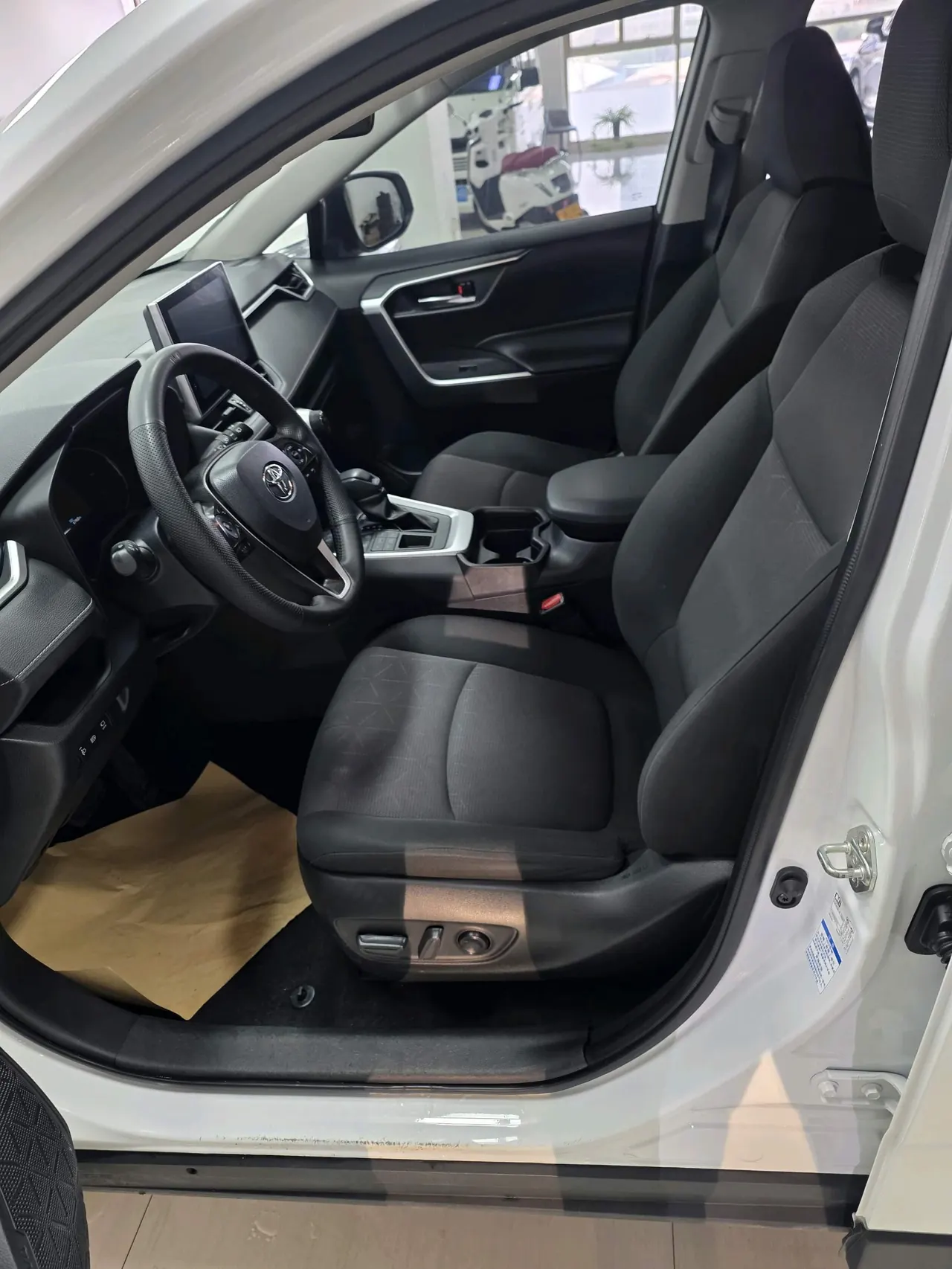 Toyota 2022 RAV4 Rongfeng 2.0 Stepless Four-wheel Drive Fashion Plus Edition Automatic Gear 9