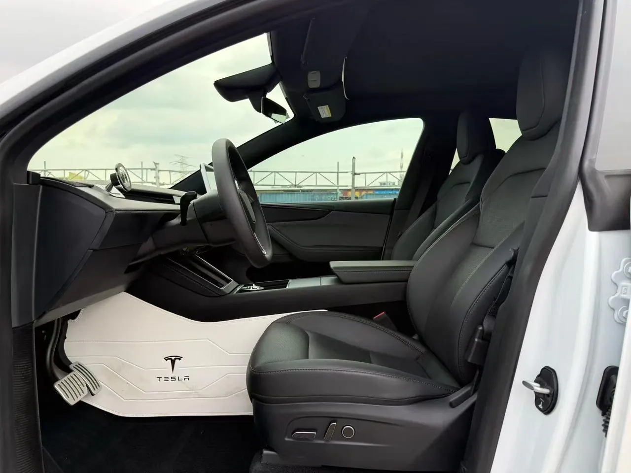 Tesla 2026 Model Y Rear-Wheel-Drive Automatic 5
