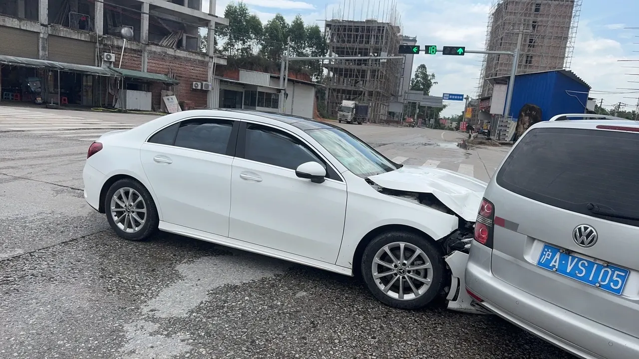 Mercedes Benz Class A 2022 A 200 L 1.3T Dynamic Automatic 5