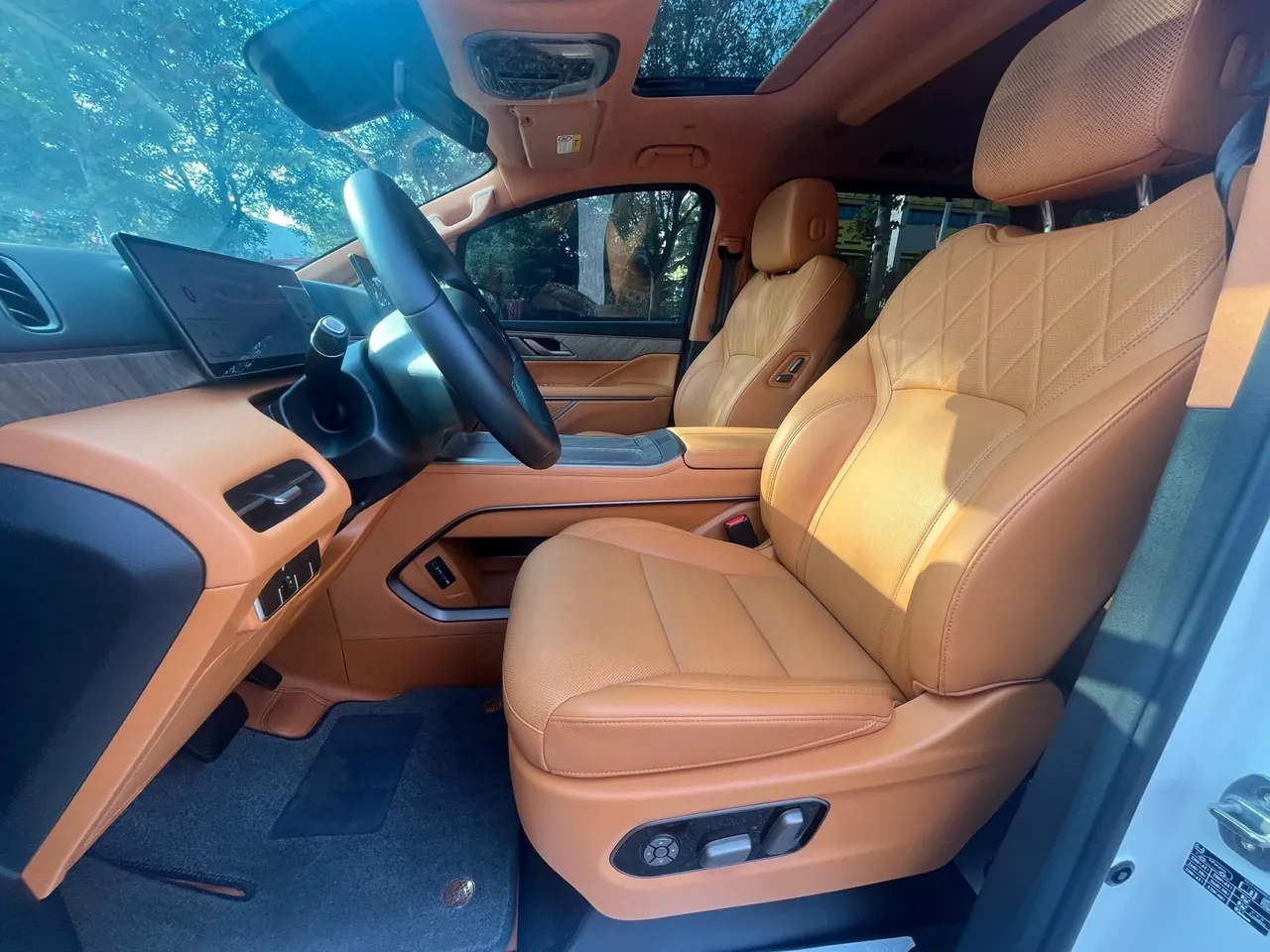 WEY 2025 VV7 Hi4 1.5T Four-Wheel-Drive Automatic Model 8
