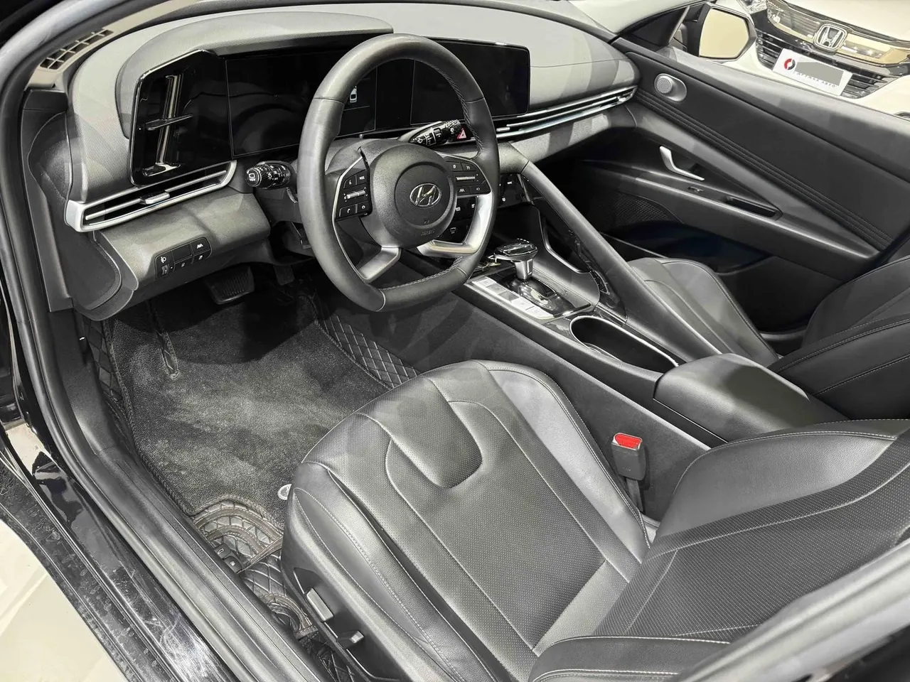 Hyundai 2022 Elantra -3-compartment 1.5 stepless LUX premium automatic gear 4