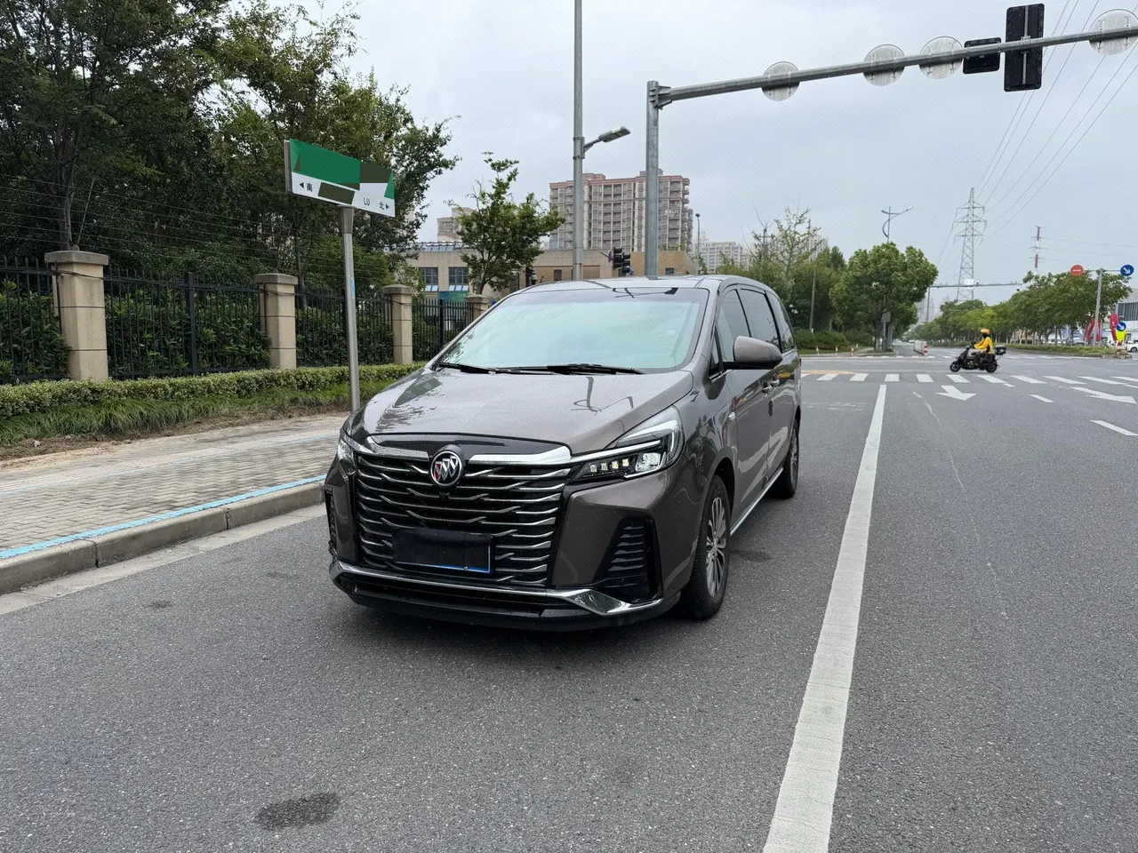 打开图片灯箱:Buick 2023 GL8 Land Business Class 48V 2.0T 652T Luxury Automatic Gear