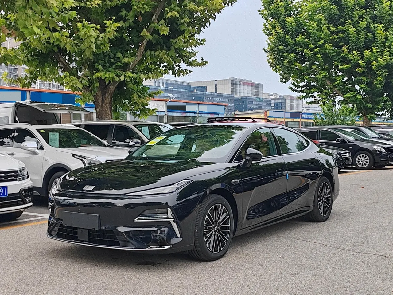 Open image lightbox: Geely Galaxy 2025 Xingyao 8 EM-i 1.5 130km Premium Edition Automatic Gear