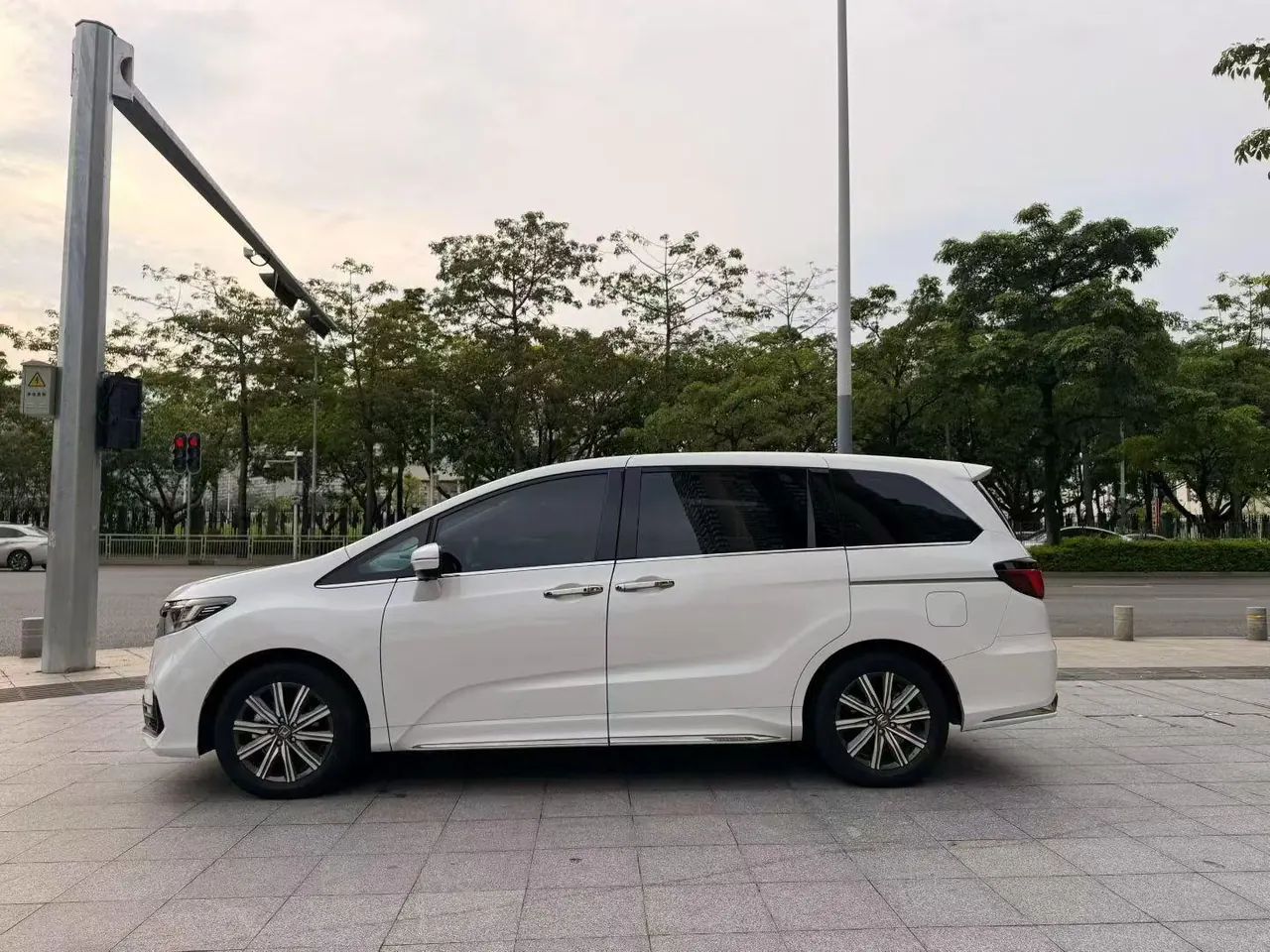 Honda 2024 Odyssey Hybrid 2.0 Stepless Sharp and Pleasant Edition Automatic Gear 5