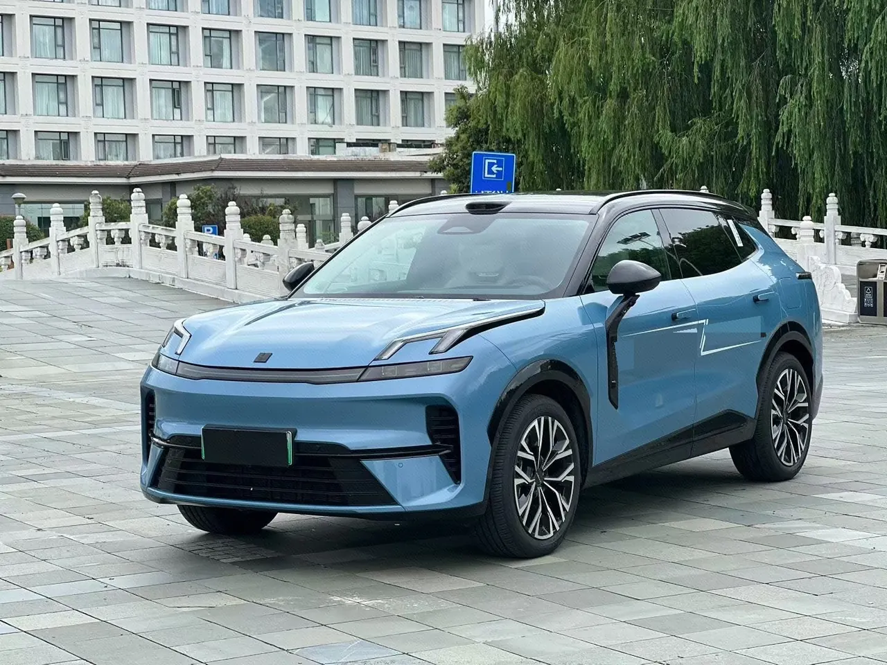 打开图片灯箱:LYNK&CO 2026 LYNK&CO 08 EM-P 1.5T 210 Four-wheel Drive Performance Ultra H7 Automatic Gear
