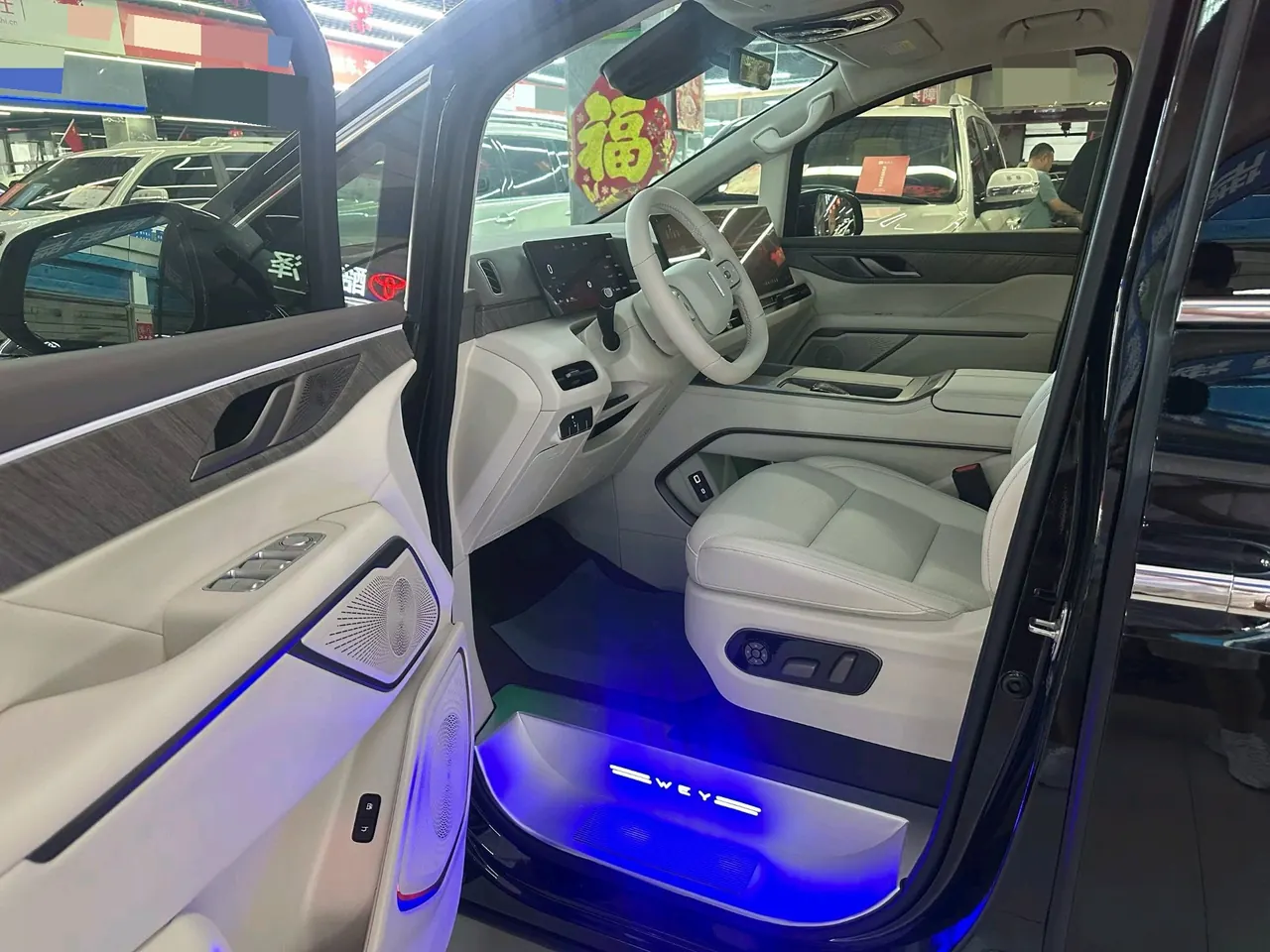 WEY 2025 VV7 Hi4 1.5T Four-Wheel-Drive Automatic Model 3