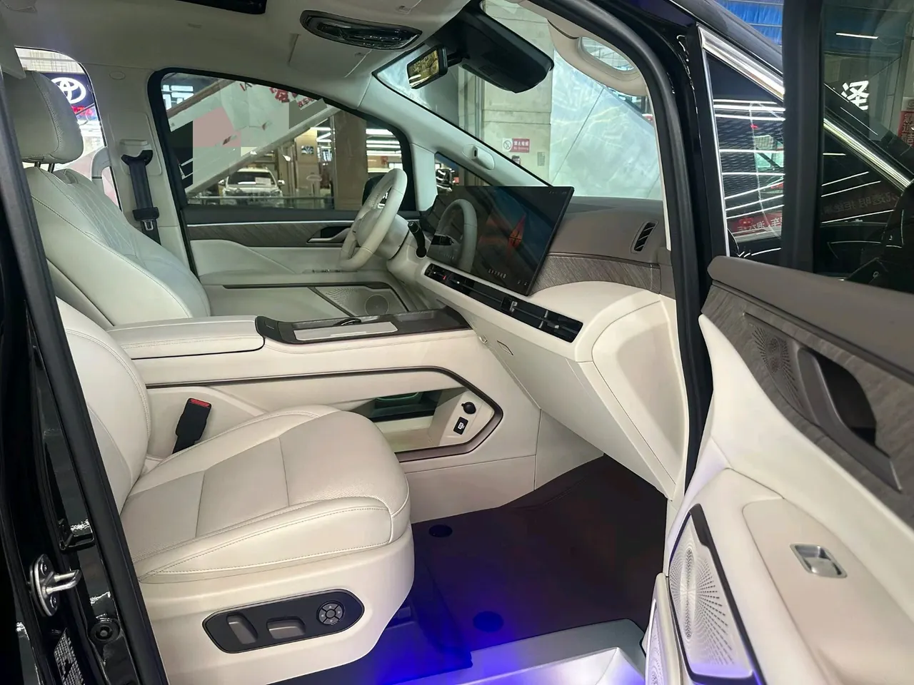 WEY 2025 VV7 Hi4 1.5T Four-Wheel-Drive Automatic Model 5