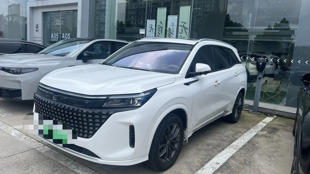 Open image lightbox: LanDian 2024 LanDian E5 1.5 stepless glory version 100KM exclusive 7-seat automatic gear