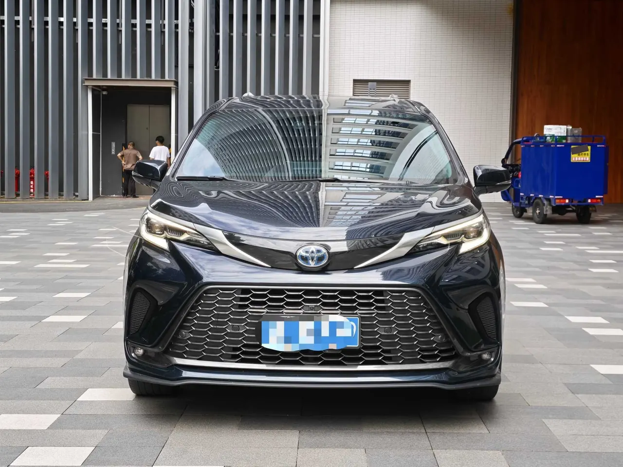 Toyota 2022 Grevia HYBRID 2.5 Stepless Premium Edition Automatic Gear 2