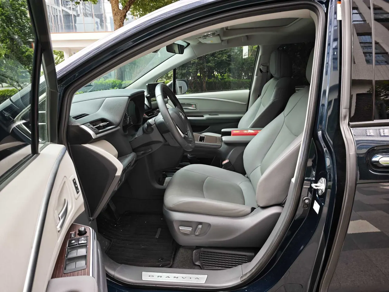 Toyota 2022 Grevia HYBRID 2.5 Stepless Premium Edition Automatic Gear 3