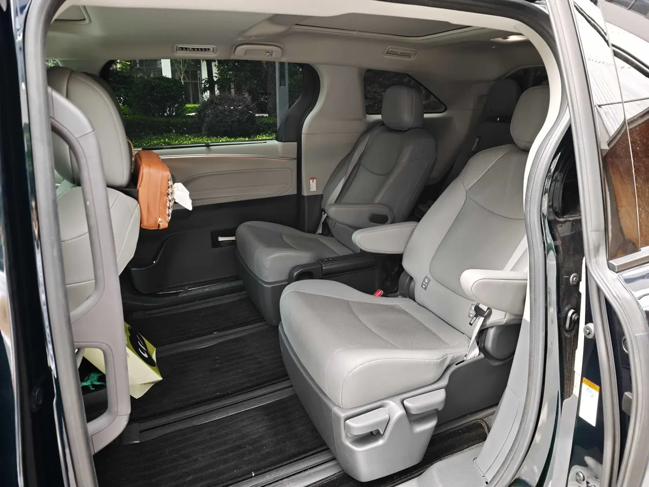 Toyota 2022 Grevia HYBRID 2.5 Stepless Premium Edition Automatic Gear 4