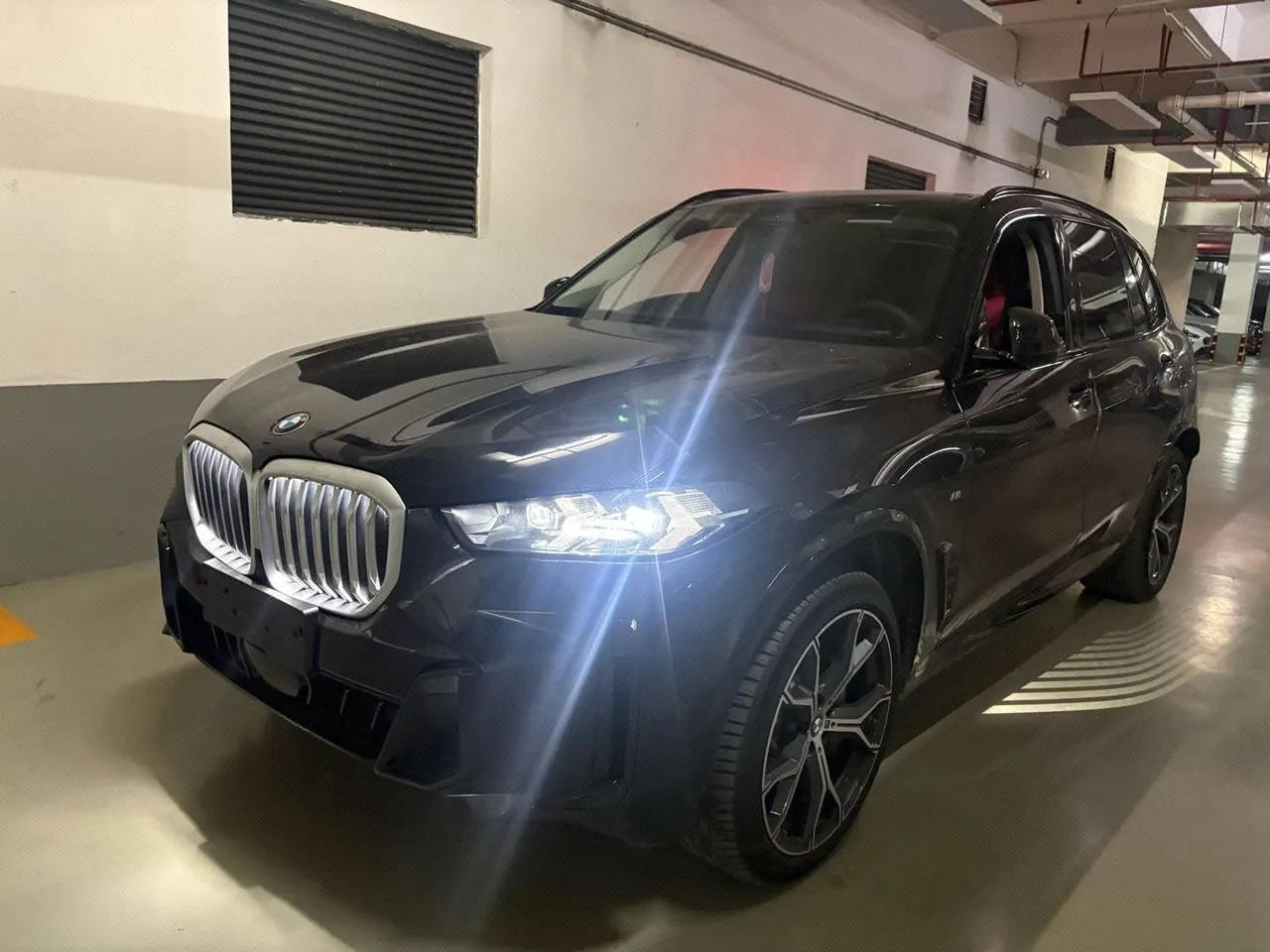 打开图片灯箱:BMW 2026 X5 xDrive30Li 48V 2.0T exclusive m sports obsidian night suit automatic gear
