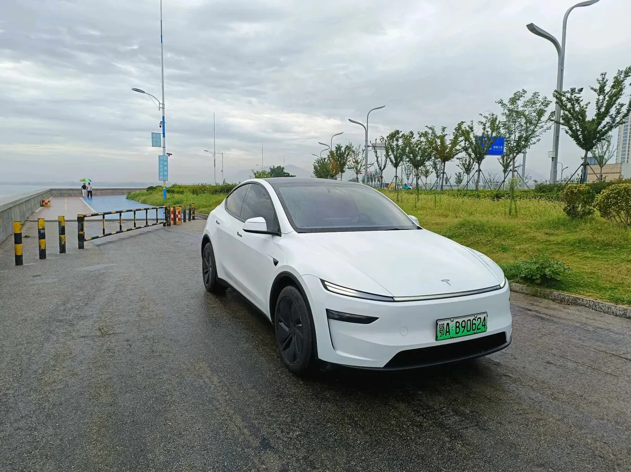 Tesla 2025 Model Y rear-wheel drive version automatic transmission 2
