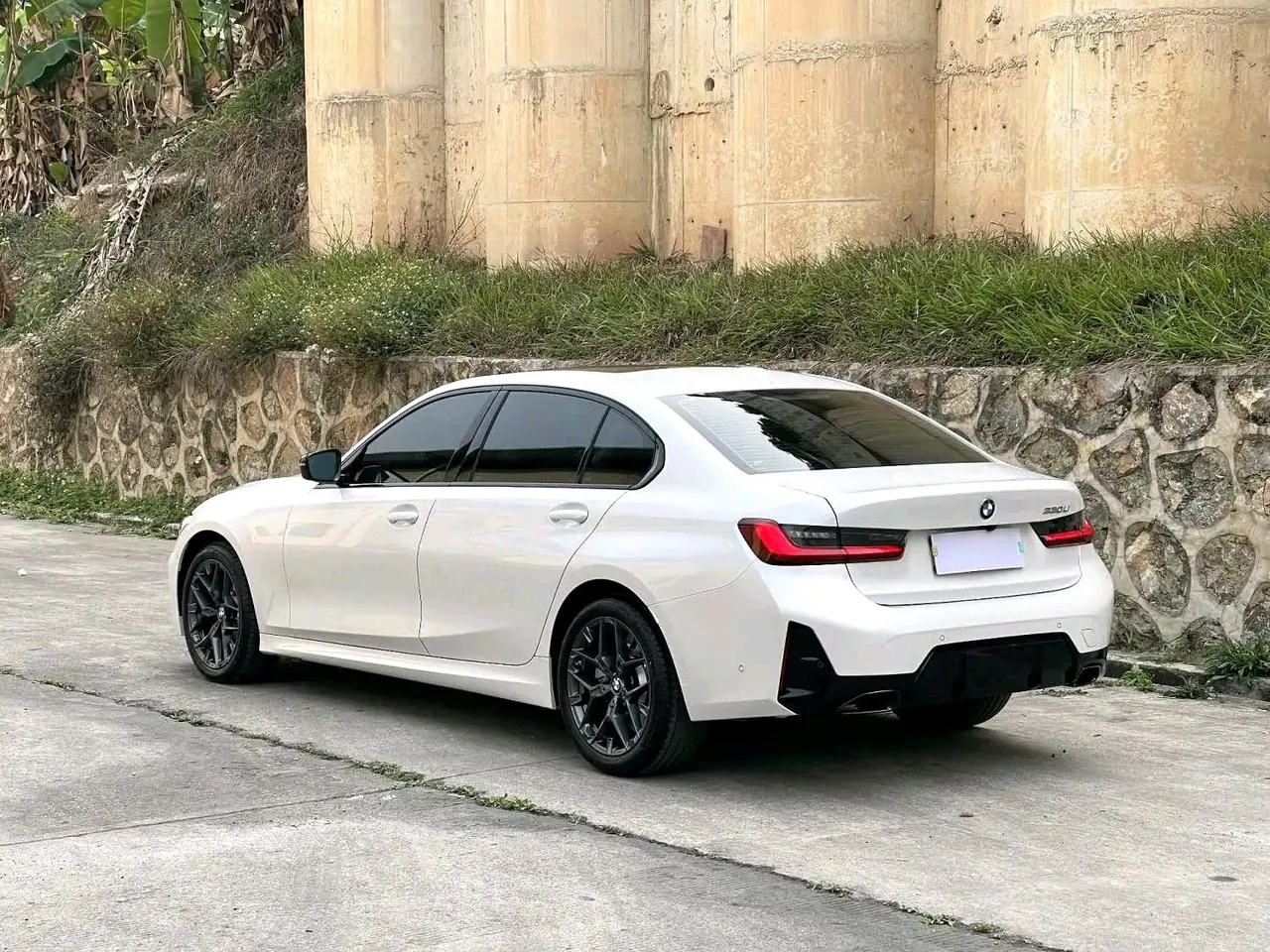 BMW 3 Series 2025 330Li 2.0T M Sports Obsidian Night Suit Automatic Gear 2