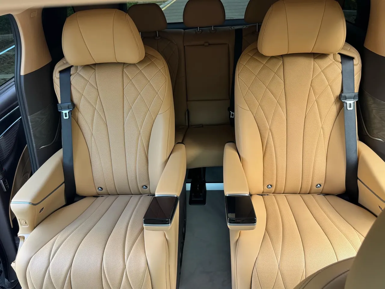 Denza 2025 Denza D9 DM-i 1.5T stepless four-wheel drive automatic gear 10