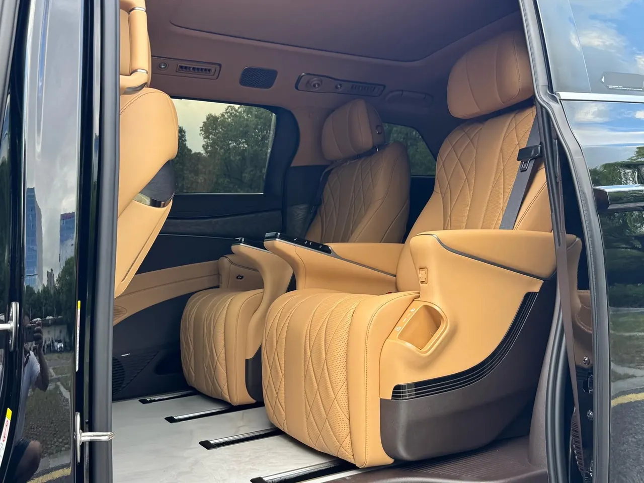 Denza 2025 Denza D9 DM-i 1.5T stepless four-wheel drive automatic gear 8