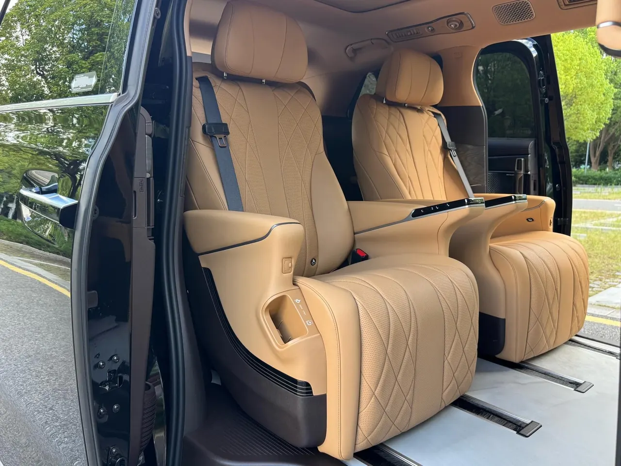 Denza 2025 Denza D9 DM-i 1.5T stepless four-wheel drive automatic gear 9