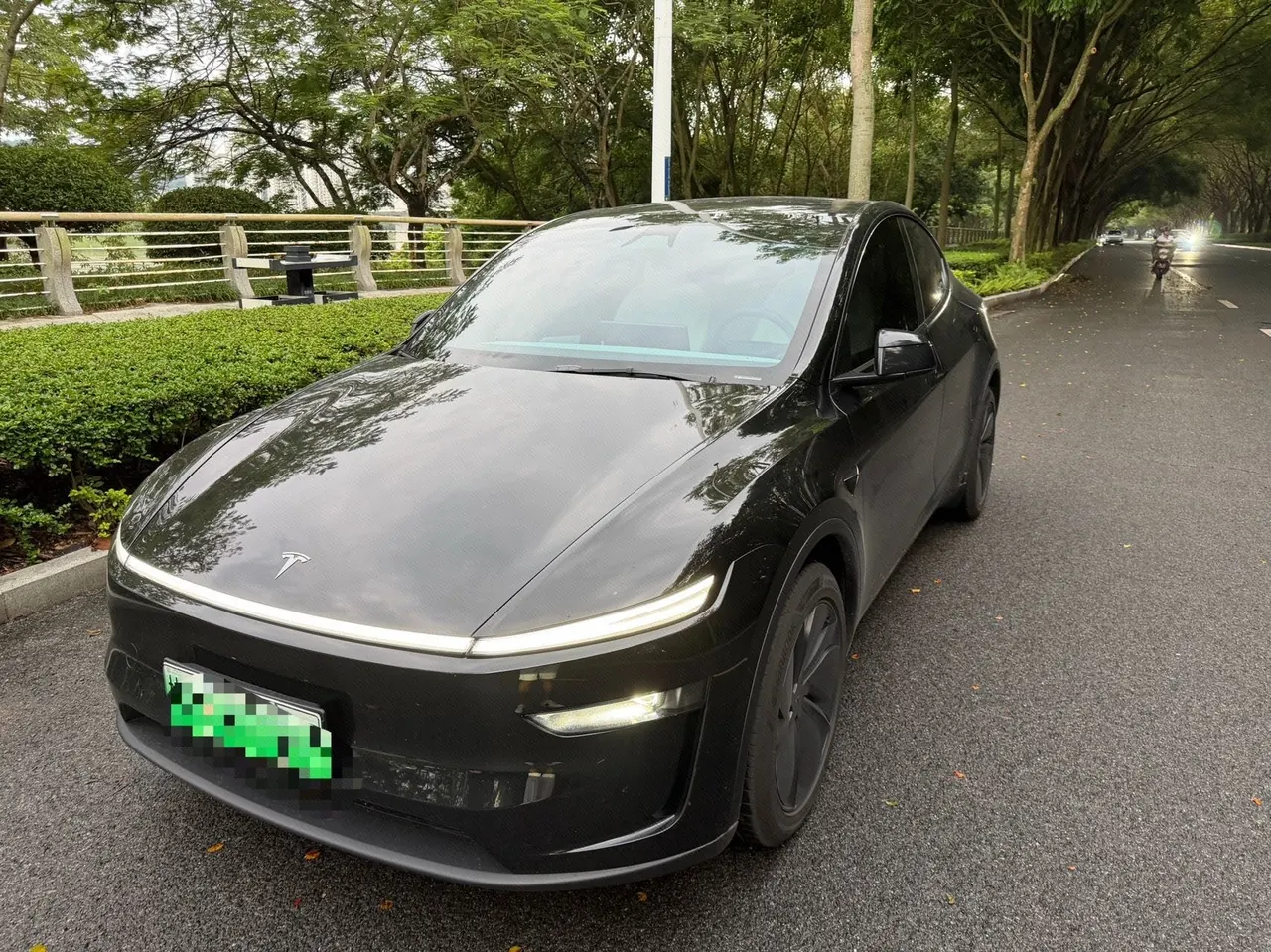 Open image lightbox: Tesla 2026 Model Y long endurance all-wheel drive version automatic transmission