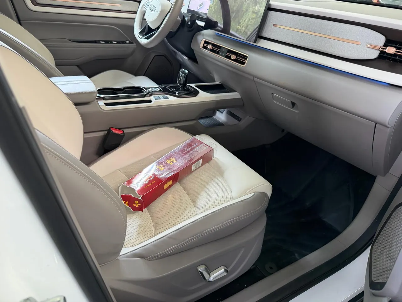 Geely 2026 model Icon 1.5TD Chocolate Elegant Edition, automatic transmission 3