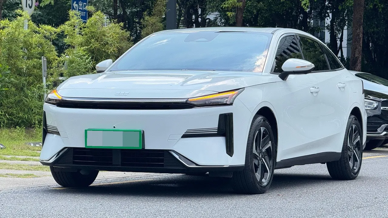 打开图片灯箱:Geely Galaxy 2025 L6 EM-i 1.5 140km Discovery Edition Automatic Gear