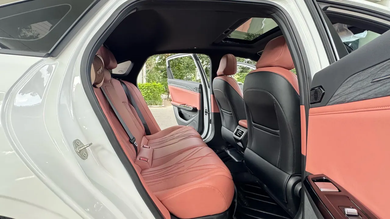 Geely Galaxy 2025 L6 EM-i 1.5 140km Discovery Edition Automatic Gear 7
