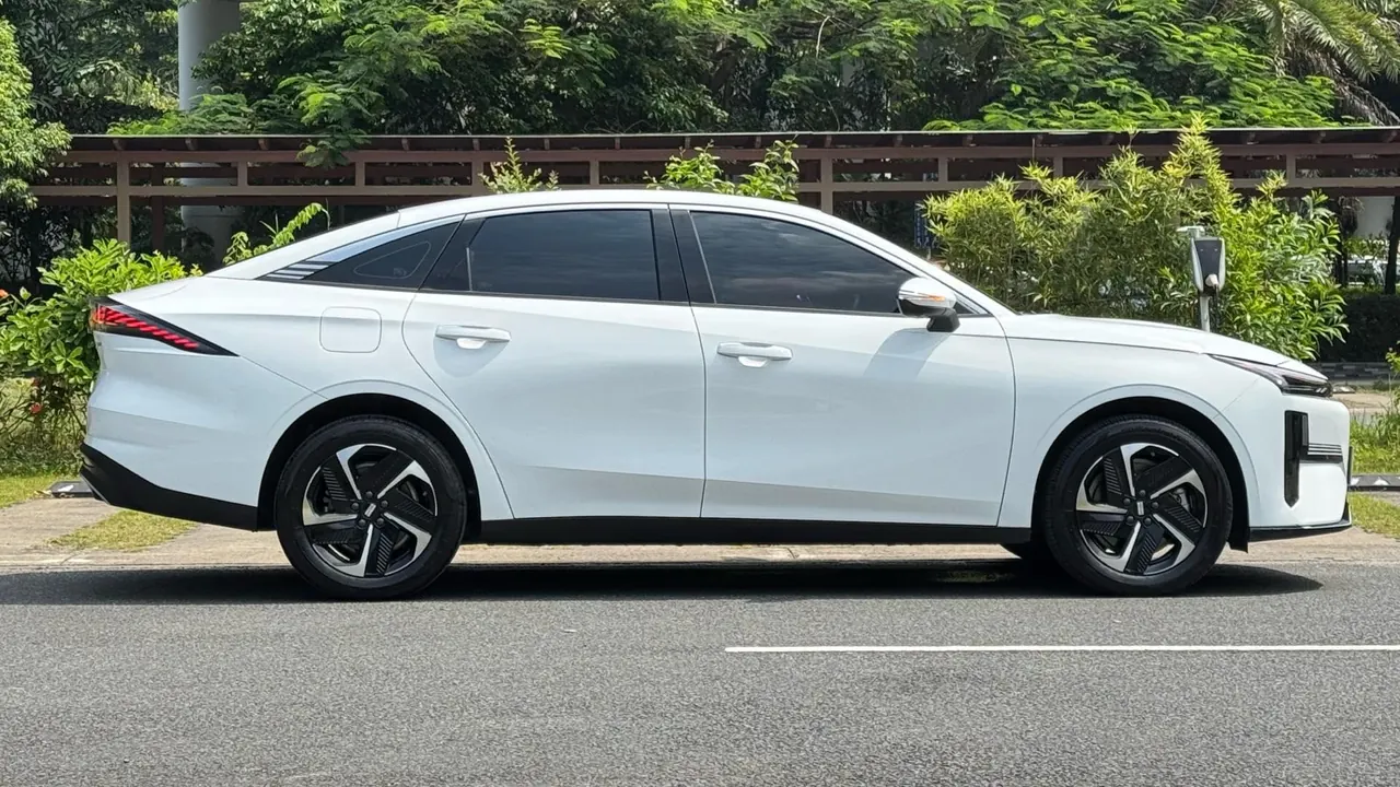 Geely Galaxy 2025 L6 EM-i 1.5 140km Discovery Edition Automatic Gear 9