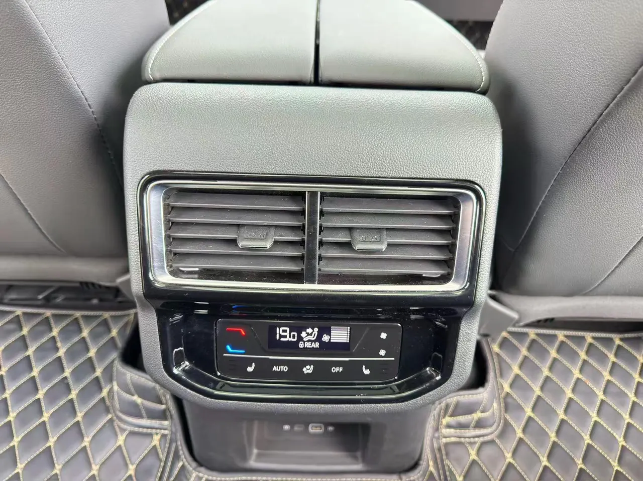 Volkswagen 2022 Tuang 2.0TSI 380TSI Four-wheel Drive Deluxe Edition Automatic Gear 16