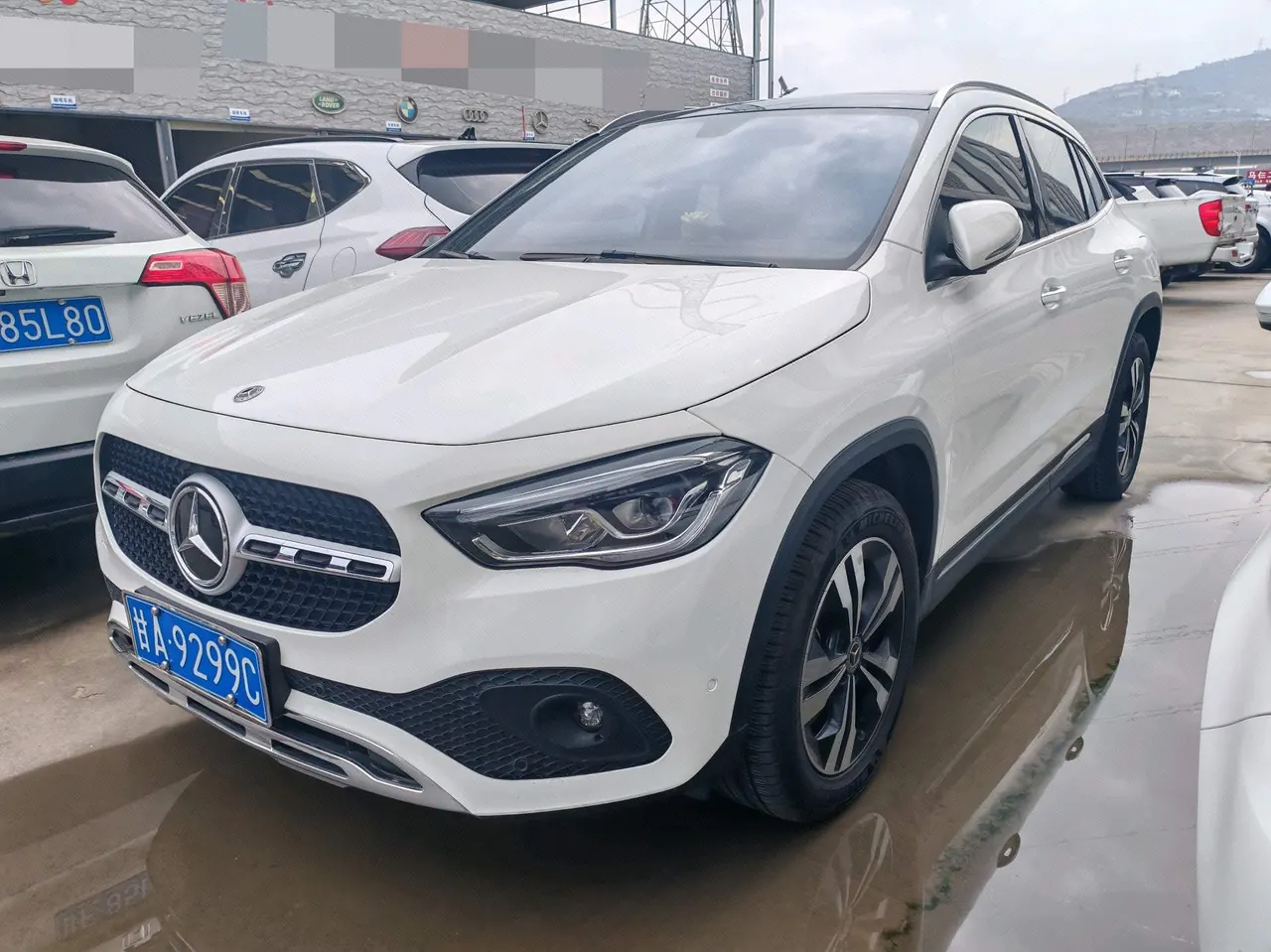 Open image lightbox: Mercedes Benz 2020 GLA 200 1.3T automatic gear