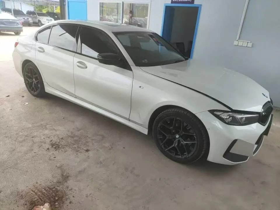 BMW 3 Series 2025 model 330i 2.0T M Sport Night Edition with automatic transmission 3