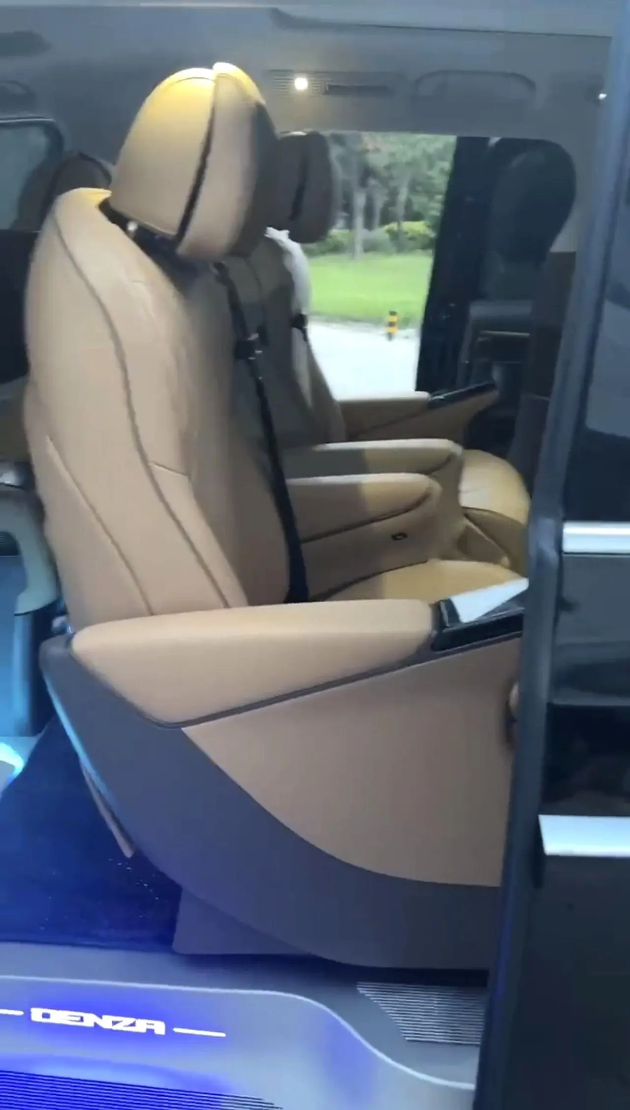 Denza 2022 Denza D9 DM-i 1.5T stepless 970 four-wheel drive flagship automatic gear 5