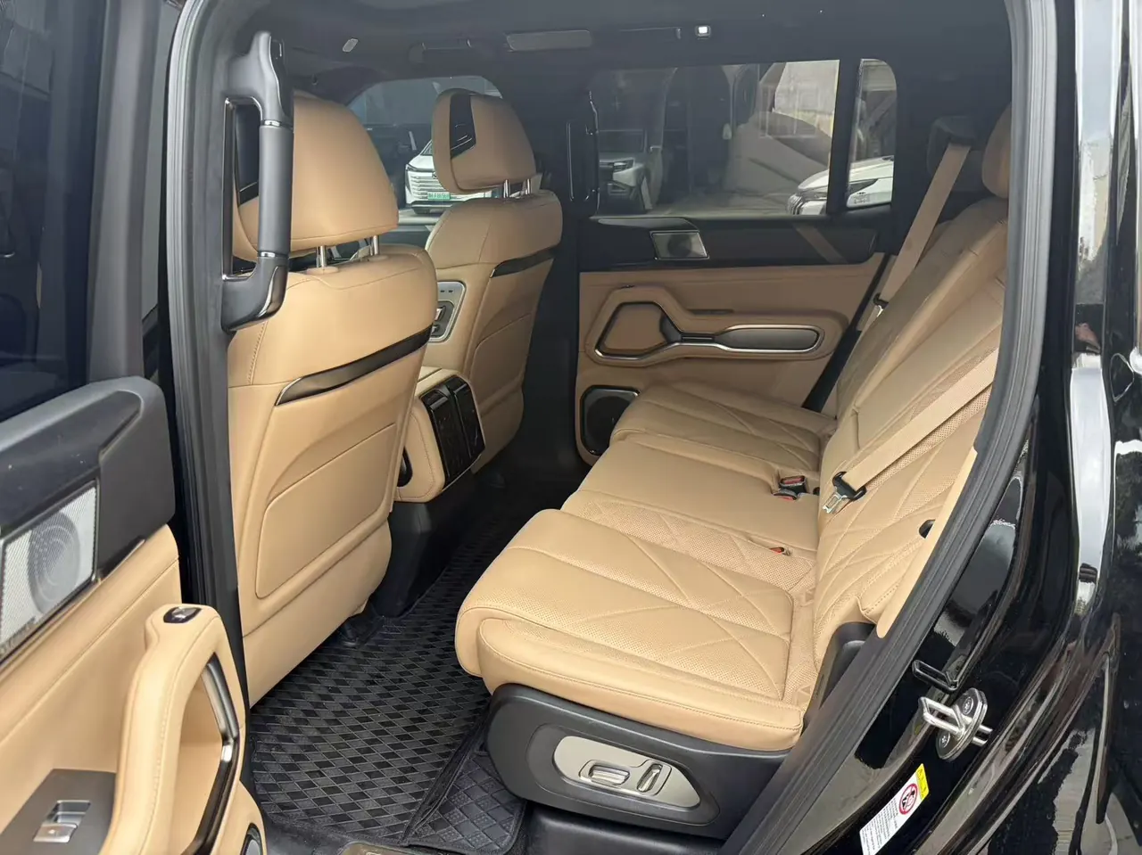 FangChengBao 2025 Leopard 8 2.0T Stepless Zhiyong Flagship Edition 7-seat Automatic Gear 3