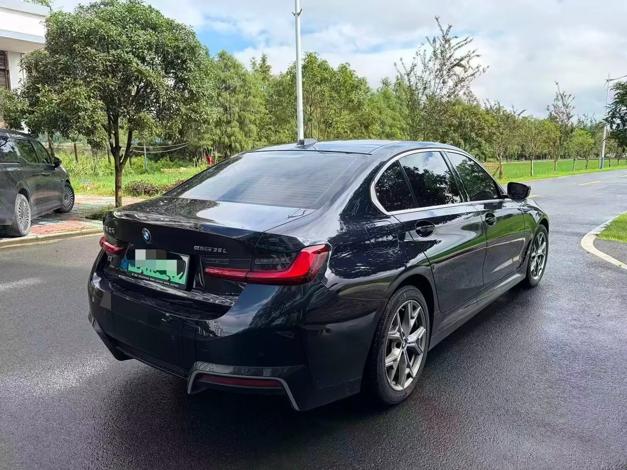 BMW 2022 i3 eDrive 35L automatic gear 9