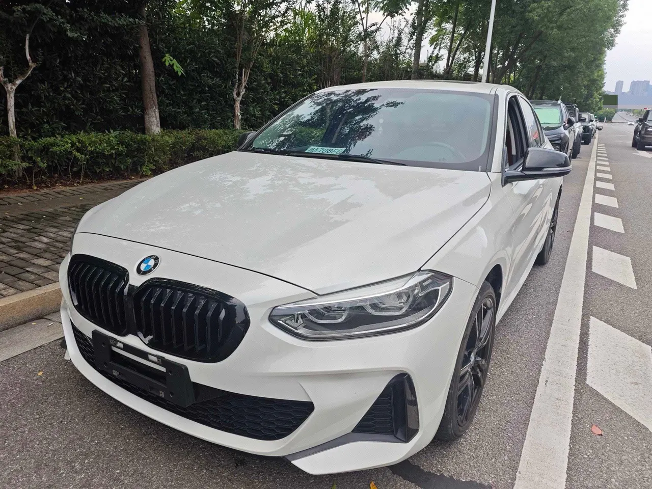 打开图片灯箱:BMW 1 Series 2023 125i 2.0T M Sports Obsidian Night Edition Automatic Gear