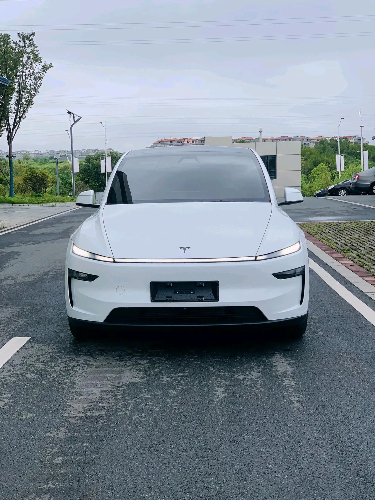 Tesla 2026 Model Y Rear-Wheel-Drive Automatic 2